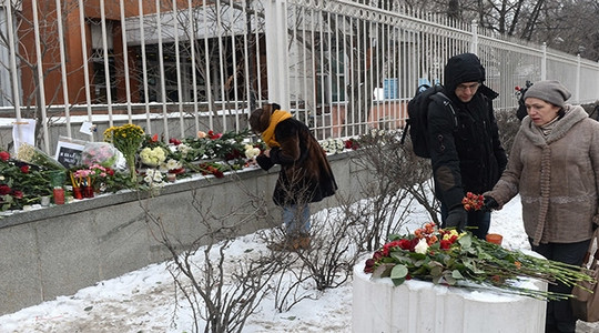Vụ khủng bố tại Paris: Hoa mang thông điệp đồng cảm của dân Nga
