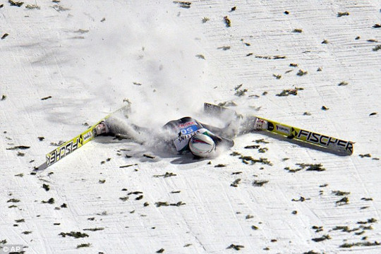 Đang trượt tuyết hơn 90km/h bị đập mặt xuống đường... xém chết
