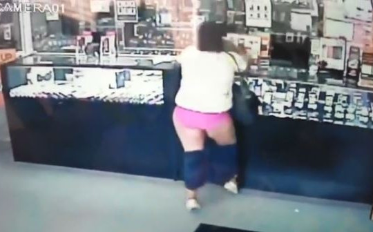 Nữ đạo chích bị tuột quần khi đang trộm điện thoại