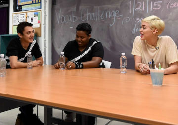 Miley Cyrus tới thăm trung tâm trẻ em LGBT 