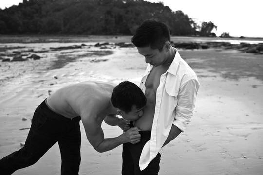 Bộ ảnh cưới trên biển lãng mạn của NTK Adrian Anh Tuấn