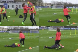 Ibrahimovic đổ gục trên sân sau khi dính đòn của đồng đội