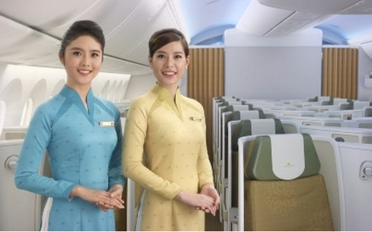 Hoa hậu Thu Thảo chê đồng phục VN Airlines xấu, Ngọc Hân khen đẹp