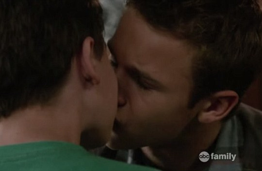 Mỹ: Nụ hôn đồng tính tuổi 13 trên sóng truyền hình gây tranh cãi