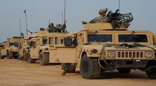 Tổng thống Ukraine lái thiết giáp Humvee được Mỹ cho