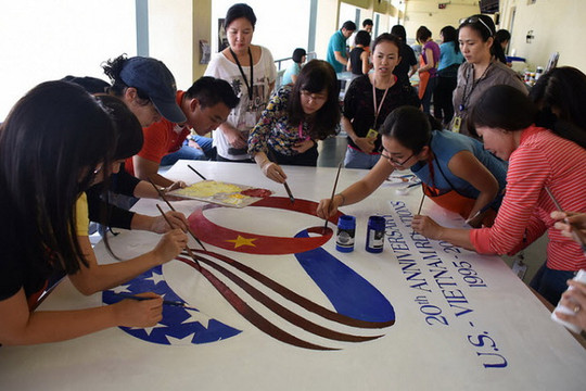 Vẽ tranh kỉ niệm 20 năm quan hệ Hoa Kỳ – Việt Nam