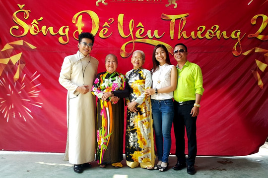 Nghệ sĩ Thanh Bạch đưa mẹ đi tặng áo dài cho nghệ sĩ già