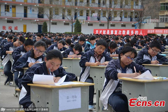 Trung Quốc: Ngồi làm bài thi giữa sân trường để ngăn gian lận