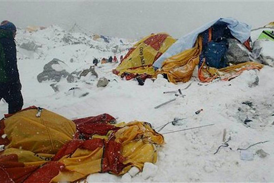 Một phút kinh hoàng và một giờ hoảng loạn trên đỉnh Everest