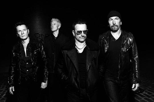 'Apple biến người nghe thành đồng tính thông qua album của U2'