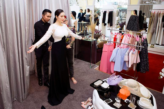 Lý Nhã Kỳ chọn lựa gần 100 bộ váy dự LHP Cannes 2015