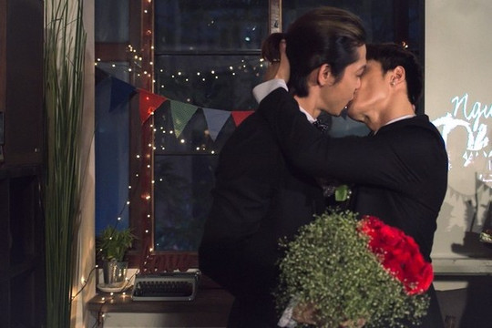 Những nụ hôn đồng giới ấn tượng của sao nam Việt