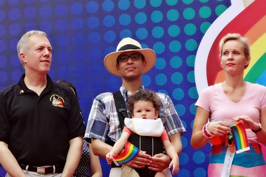 Đại sứ Mỹ tại Việt Nam cùng chồng tham dự lễ hội LGBT