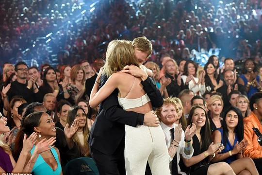 Taylor Swift khóa môi bạn trai sau khi đại thắng Billboard Music Award
