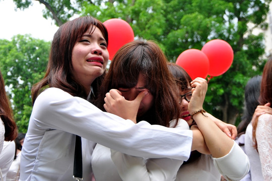 Teen 12 Việt Đức ôm nhau khóc nức nở trong lễ bế giảng