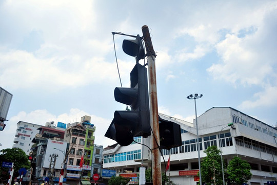 Hà Nội: Đèn tín hiệu giao thông rơi rụng, dân “băng bó” bằng dây thép