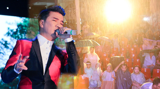 3.000 khán giả đội mưa tới liveshow Đàm Vĩnh Hưng