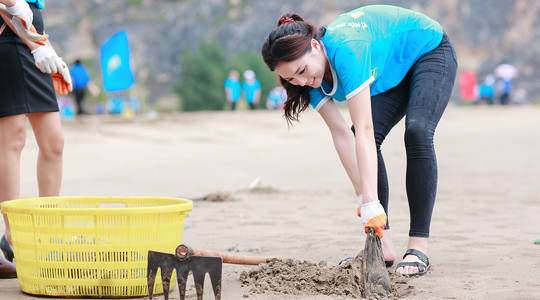 Hoa hậu Kỳ Duyên đi lượm rác trên biển bất chấp mưa nắng 