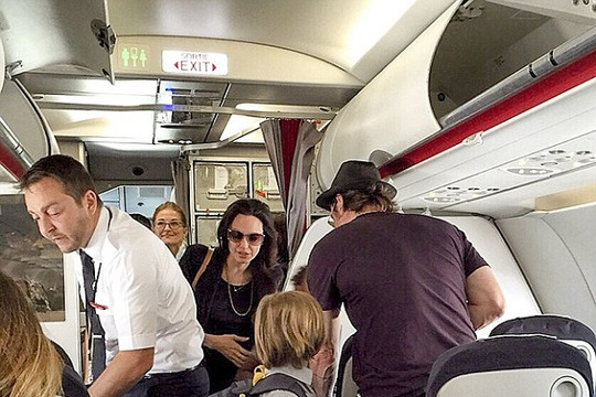 Gia đình Brad Pitt và Angelina Jolie gây sốc khi bay hạng ‘thường dân’