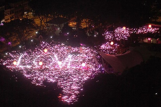 Singapore: Chữ 'love' màu hồng khổng lồ tại sự kiện Pink Dot 2015