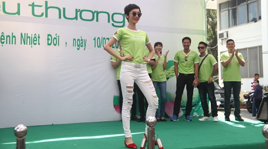 Xuân Lan hát, diễn catwalk để phục vụ người nghèo