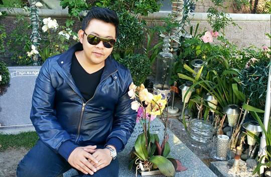 Quang Lê bị ném đá khi ngồi lên mộ nhạc sĩ mình mang ơn