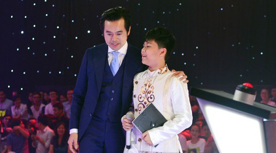 Hồ Hoài Anh nhảy tưng vì cậu bé hát hit Sơn Tùng M-TP