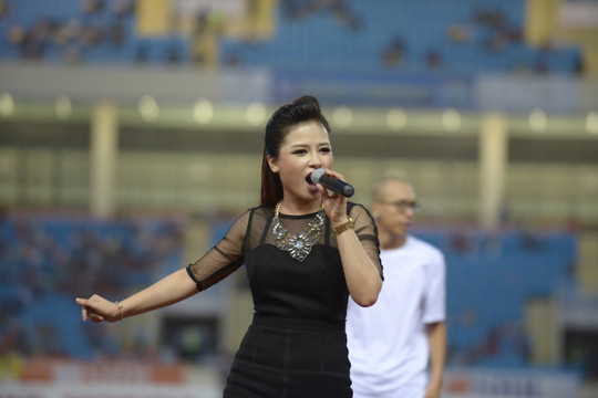 Dương Hoàng Yến hãnh diện hát chào mừng đội bóng Manchester City