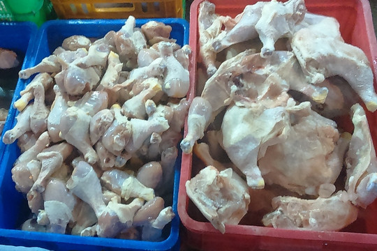 Nghi vấn thịt gà nhập khẩu bán phá giá gây khó cho ngành chăn nuôi?