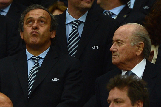 Nịnh thần đâm sau lưng Blatter, đưa Platini “lên ngôi”