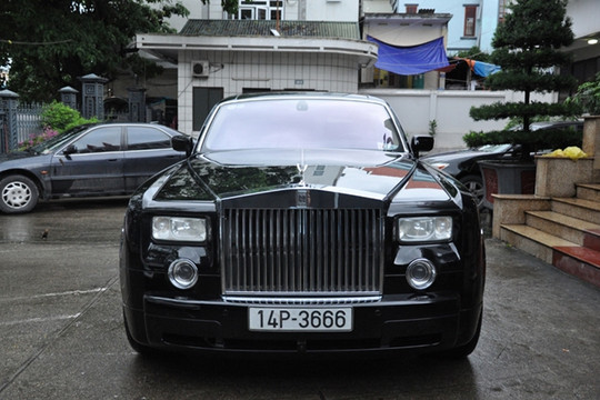 Tặng siêu xe Rolls Royce Phantom để bán đấu giá giúp đồng bào vùng lũ