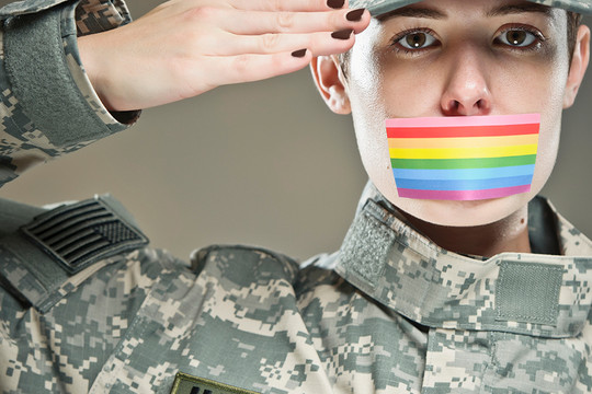 Người chuyển giới nam vẫn mặc váy đồng phục trong quân đội Mỹ