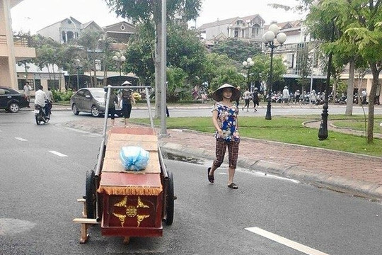 Chồng chết bất thường ở trại tạm giam, vợ đưa “quan tài diễu phố” ở Hà Nội