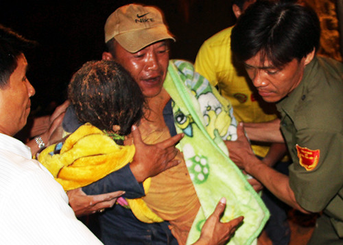 Hàng trăm người giải cứu bé gái 7 tuổi bị rơi xuống “hố tử thần“