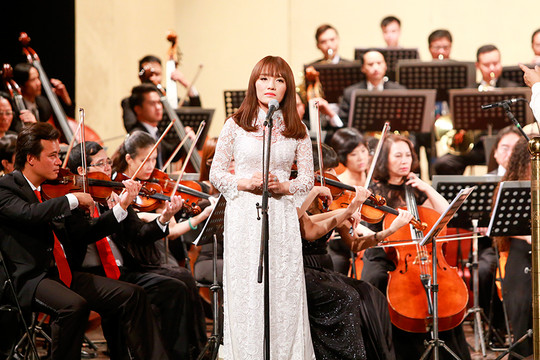 Nhật Thủy tự tin hát với dàn nhạc giao hưởng đẳng cấp quốc tế