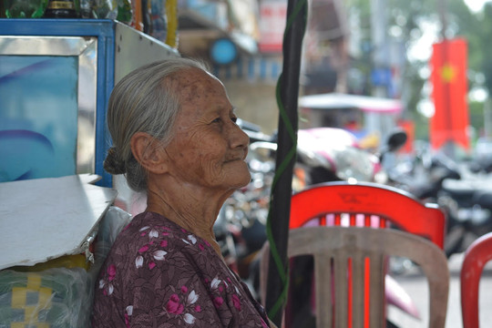 Chuyện lạ Sài Gòn: Bà cụ bán nước vỉa hè nói thạo mấy thứ tiếng