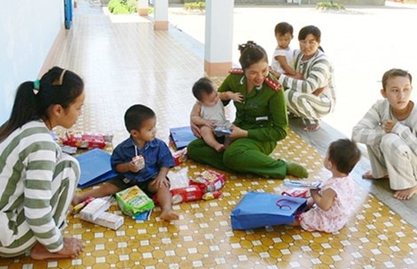 Nỗi khổ của phái đẹp lặc lè vác bụng bầu vào trại giam