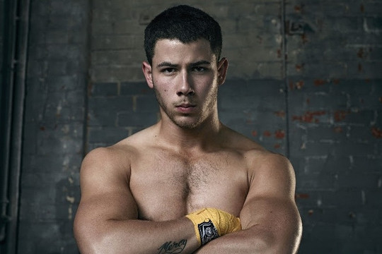 Nick Jonas khỏa thân trong cảnh nóng đồng tính