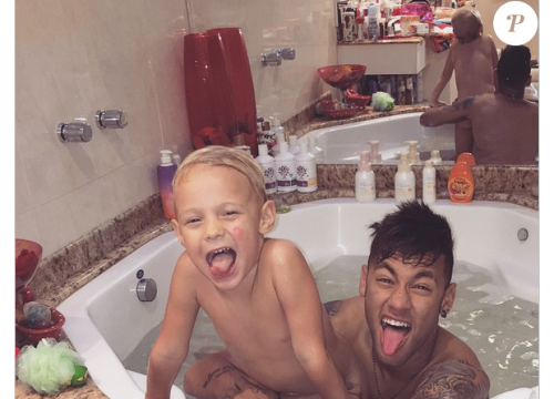 Neymar được ở gần mẹ của con trai