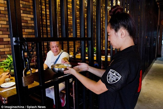 Trung Quốc: 'Choáng' với nhà hàng mang phong cách nhà tù 