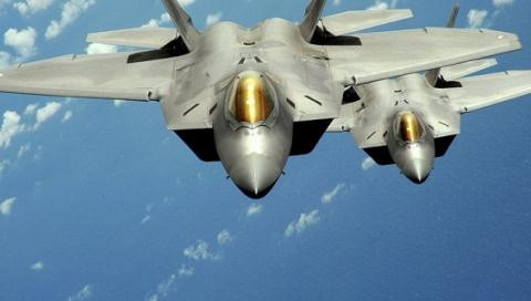 F-22 của Mỹ đã đến châu Âu, 'nín thở' chờ  Nga phản ứng
