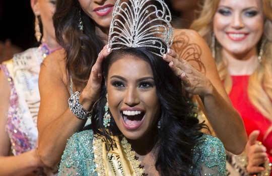 Ashley Callingbull, người da đỏ đầu tiên đăng quang Hoa hậu quý bà hoàn vũ 2015