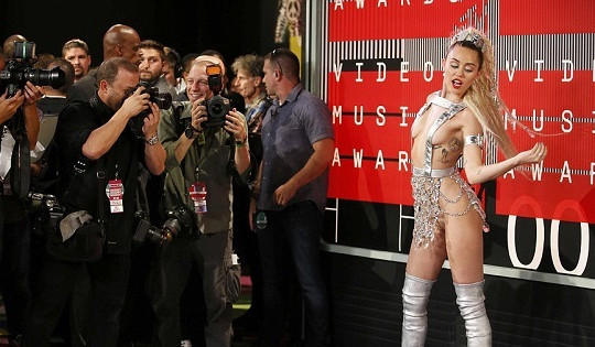 Miley Cyrus gây sốc với trang phục quá đà tại VMA 2015