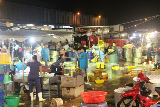 Trắng đêm đi chợ không ngủ ở Sài Gòn