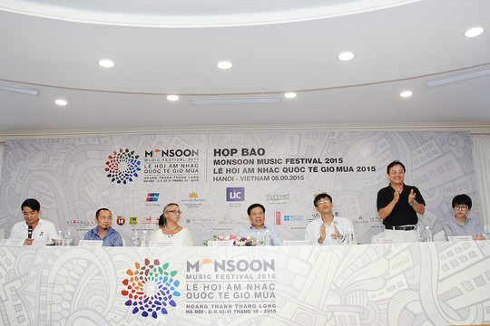 Quốc Trung giúp Hoàng Thùy Linh - Tóc Tiên nổi bật ở Monsoon  2015