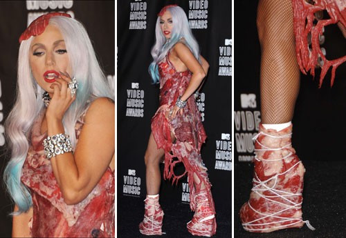 Triển lãm chiếc váy… thịt bò của Lady Gaga