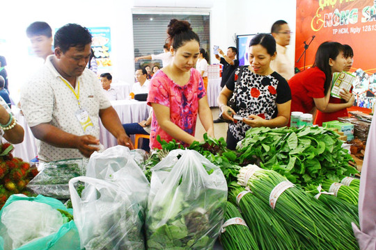 Nông sản Việt 'đắt khách' tại Chợ phiên hàng Việt