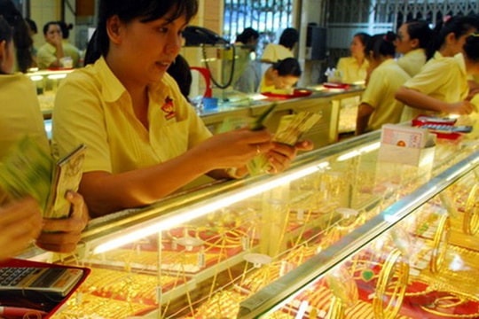 Giá vàng trong nước tăng không theo kịp vàng thế giới