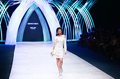 Giao Linh mang 1.000 viên ngọc trai lên sàn catwalk Vietnam International Fashion Week 2015