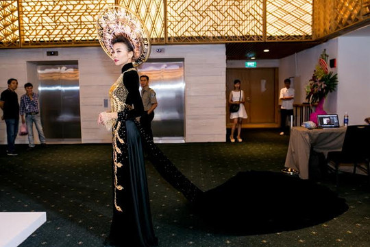 Chiếc áo dài 1,2 tỉ của siêu mẫu Thanh Hằng tại VietNam International Fashion Week có gì đặc biệt?